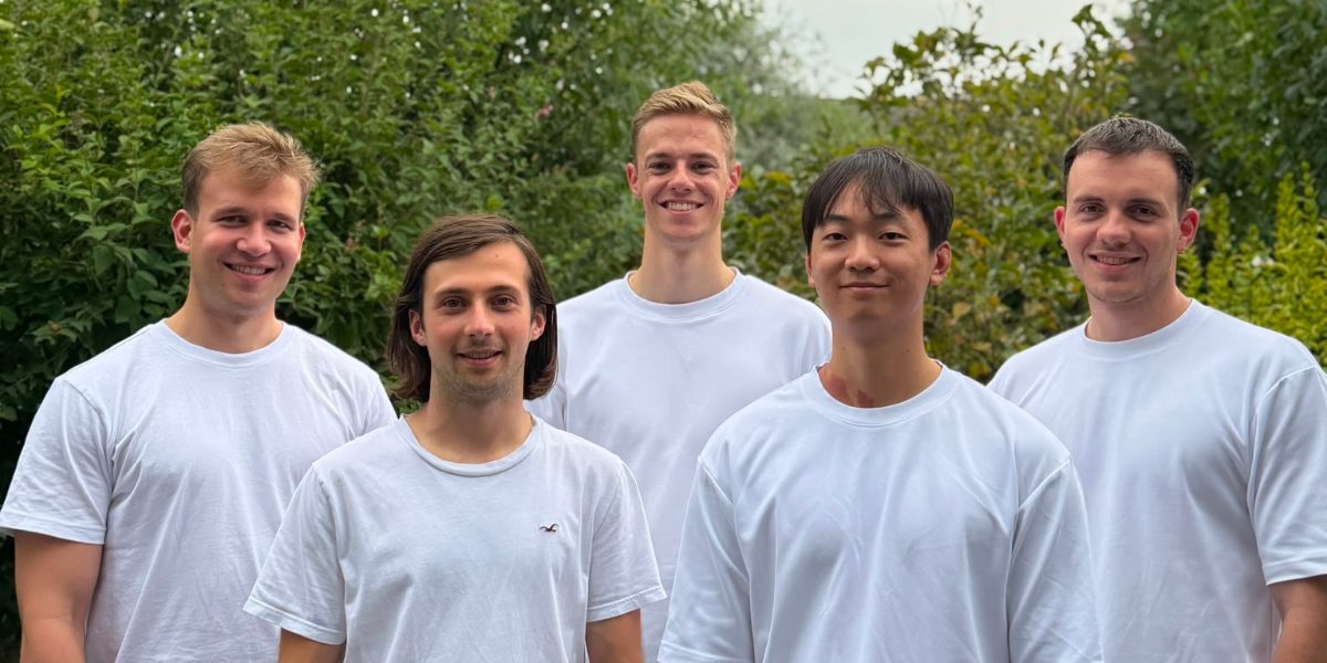 Die fünf Gründer von Folaint, nebeneinander im Freien, in weißen Shirts.